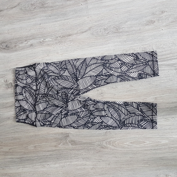 Lululemon Wunder Under Crop - Picture 3 of 5